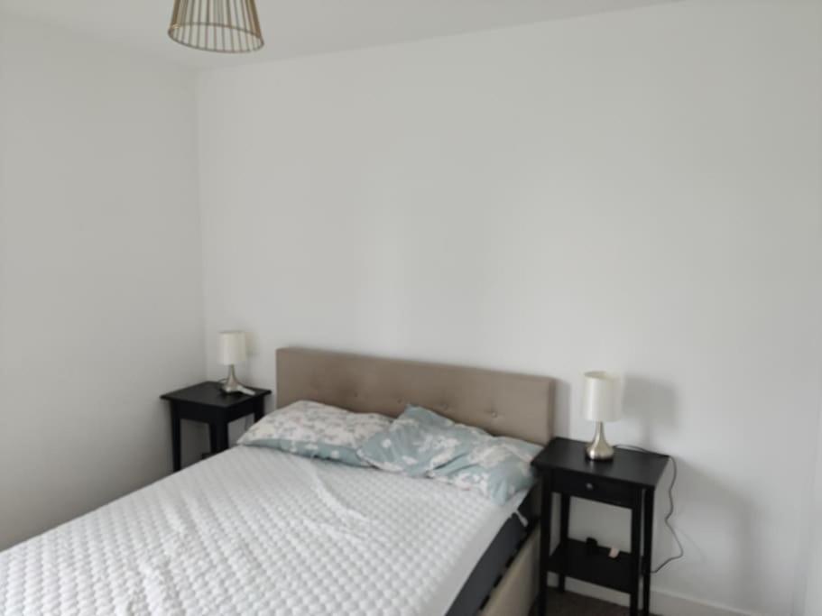 Amazing 2 Bedroom Flat In E20 London Exterior photo