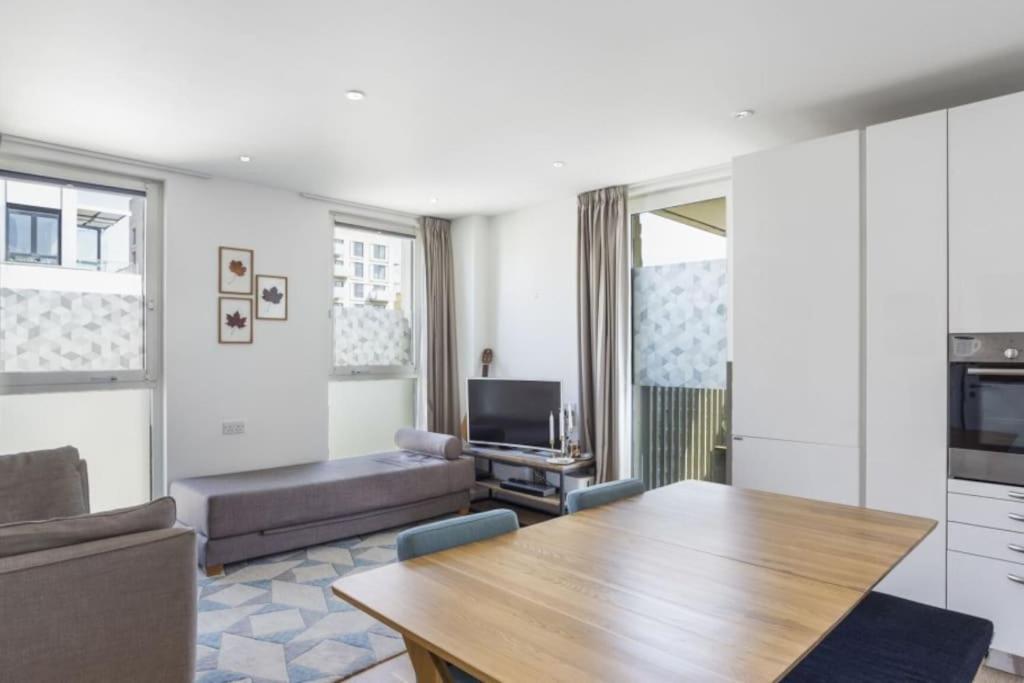 Amazing 2 Bedroom Flat In E20 London Exterior photo